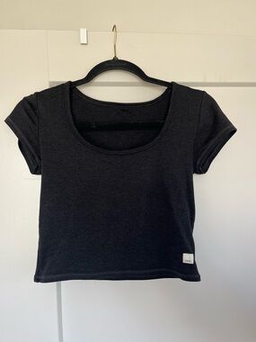 Vuori Heather Black Scoop Neck Short Sleeve Crop Top with Built-In Bra